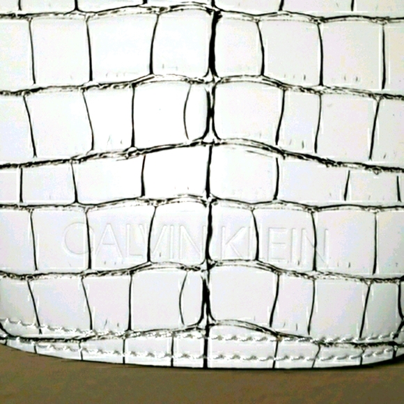 Calvin Klein Leather Crossbody. - Picture 2 of 5